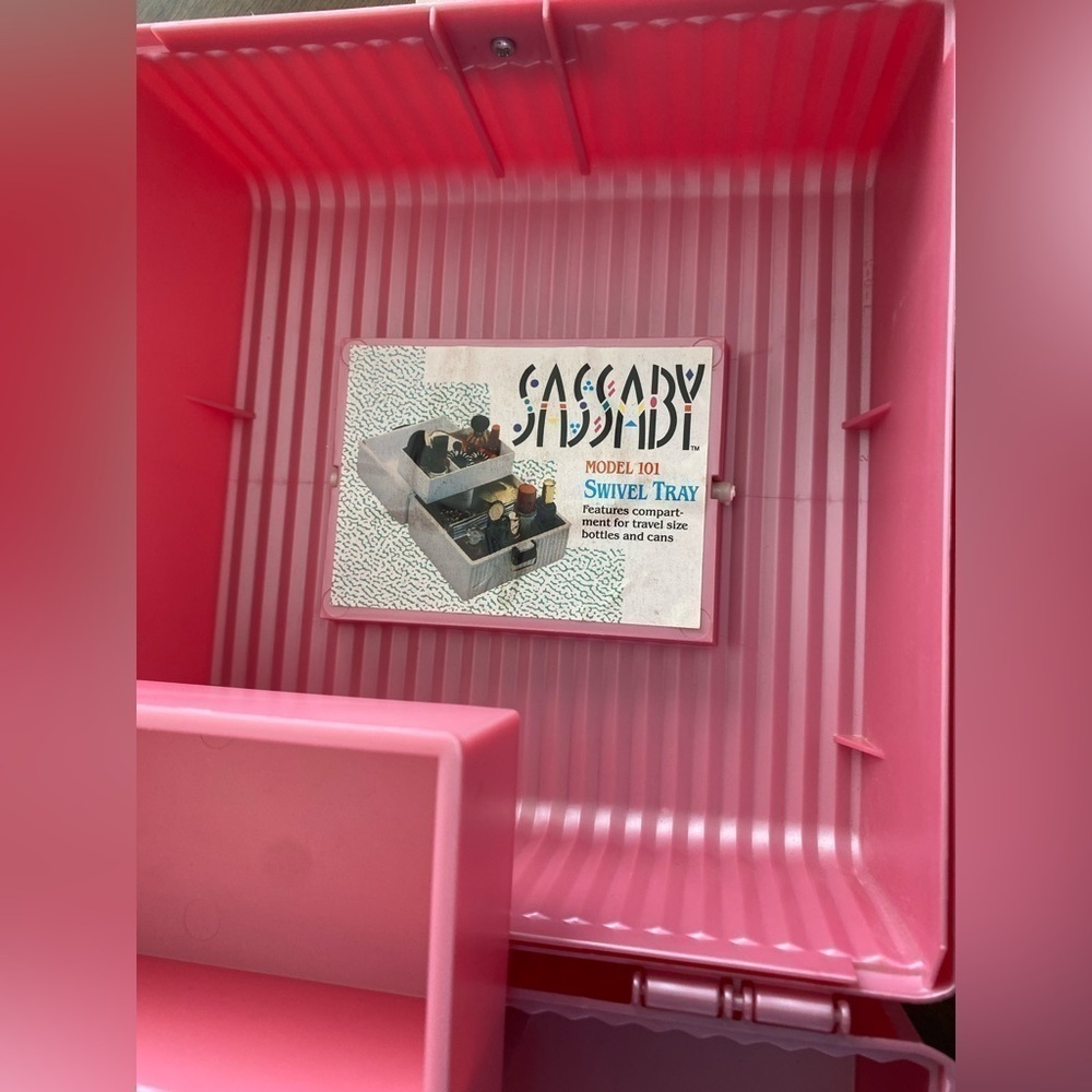 VINTAGE SASSABY pink make up organizer/ storage train case.pre-owned model 101 - Picture 4 of 11